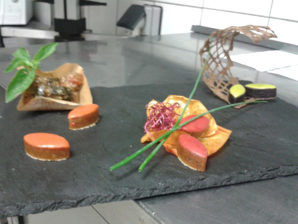 Logis Hotel & Spa Dejeunez Sous L'Arbre Rousset  Eksteriør billede